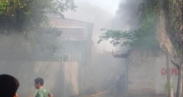Taller mecánico se incendió en Barrio Obrero