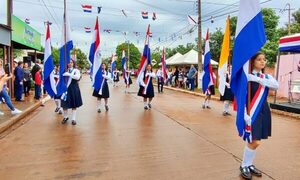 Desfile estudiantil por fiestas patronales del barrio San Francisco de Hernandarias