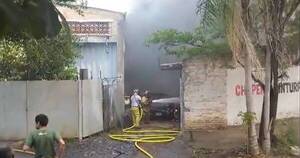 La Nación / Incendio en barrio Obrero, llamas consumen un taller