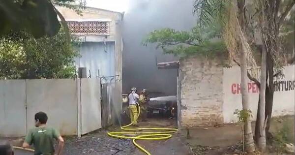 La Nación / Incendio en barrio Obrero, llamas consumen un taller