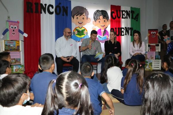 Presidente de la República promueve lectura a alumnos del nivel básico de Paraguarí