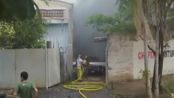 Registran incendio de gran magnitud en taller mecánico en Asunción