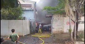 Incendio consumió varios vehículos en un taller mecánico en barrio Obrero - Unicanal