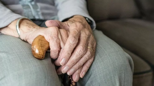 Delincuentes maniataron a una abuelita y le robaron G. 211 millones - Noticiero Paraguay