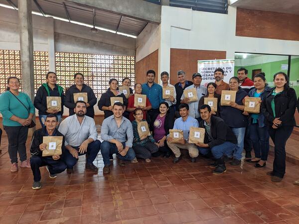 PEQUEÑOS PRODUCTORES DE CORONEL BOGADO RECIBEN CAL AGRÍCOLA Y SEMILLAS PARA SU AUTOCONSUMO