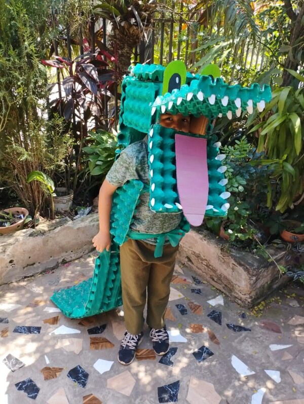 NIÑO CREA DIVERTIDO DISFRAZ DE COCODRILO CON MATERIALES RECICLADOS