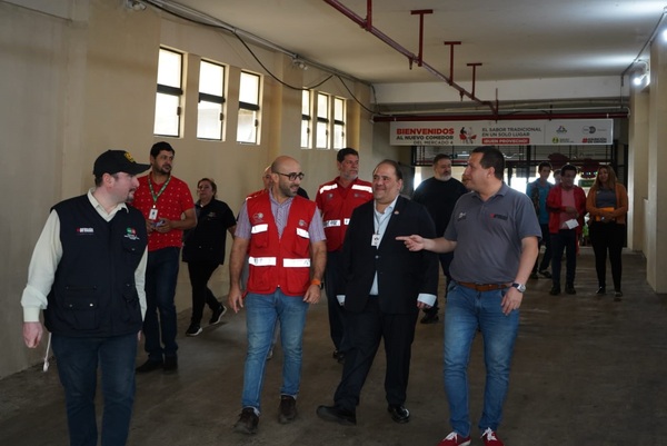 ANDE coordina tareas de mantenimiento y saneamiento de instalaciones eléctricas en el Mercado 4