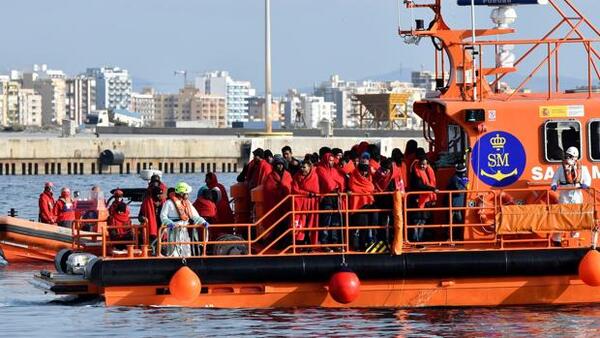 Más de 900 migrantes llegan a las islas Canarias en 24 horas - ADN Digital