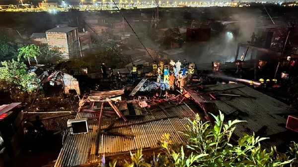 Incendio en la Chacarita deja más de 20 viviendas afectadas y un herido de gravedad