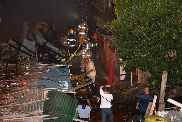 Incendio en la Chacarita: 7 viviendas afectadas y 6 heridos, uno de gravedad - Policiales - ABC Color