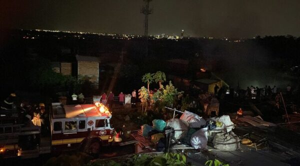 Más de 20 viviendas afectadas y 7 heridos en la Chacarita, el fuego fue controlado - Radio Imperio 106.7 FM