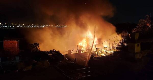 La Nación / Un incendió de gran magnitud se registró en zona de la Chacarita
