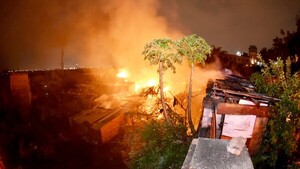 Gran incendio de viviendas en la Chaca deja varios heridos