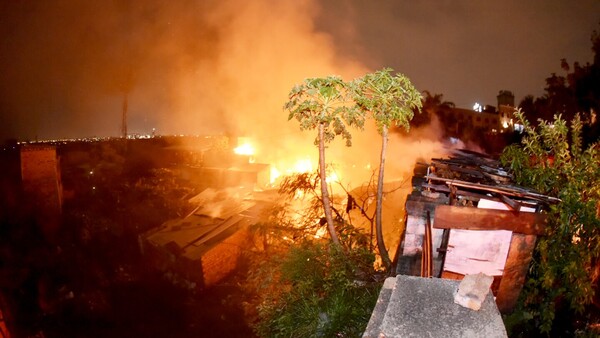 Gran incendio de viviendas en la Chaca deja varios heridos