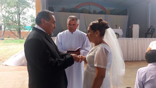 Pareja formaliza su relación de casi medio siglo en una boda comunitaria