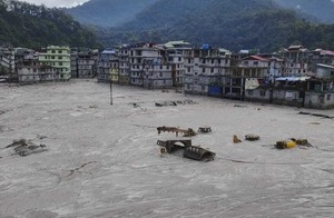 Desborde de lago en India deja al menos 40 muertos