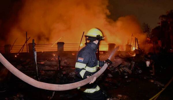 Incendio en la Chacarita dejó seis heridos y varias viviendas destruidas