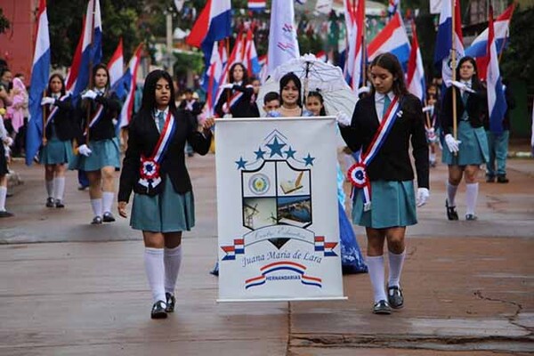Barrio San Francisco de Hernandarias conmemora fiesta patronal con desfile estudiantil | DIARIO PRIMERA PLANA