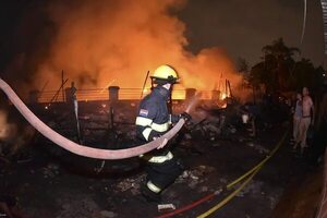 Incendio en Chacarita: más de 20 familias afectadas - Nacionales - ABC Color