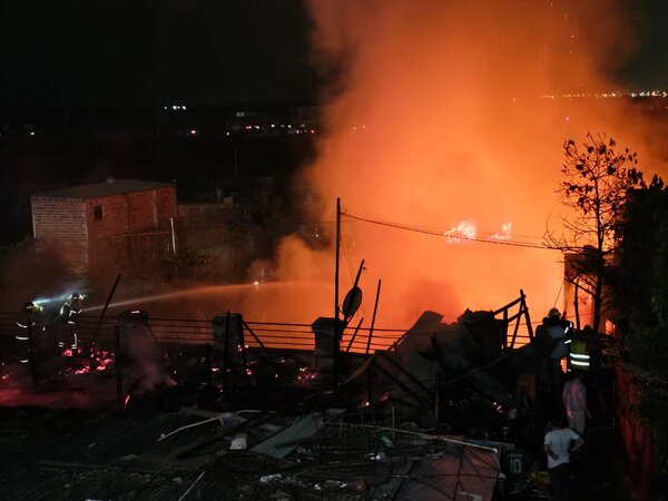 SEN y Salud Pública asisten a familias afectadas por el incendio en la Chacarita