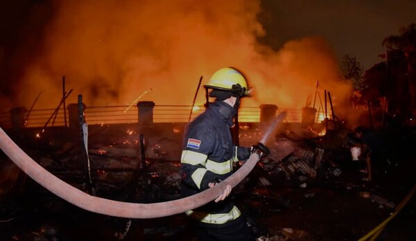 Más de 20 familias afectadas por el incendio en la Chacarita - trece