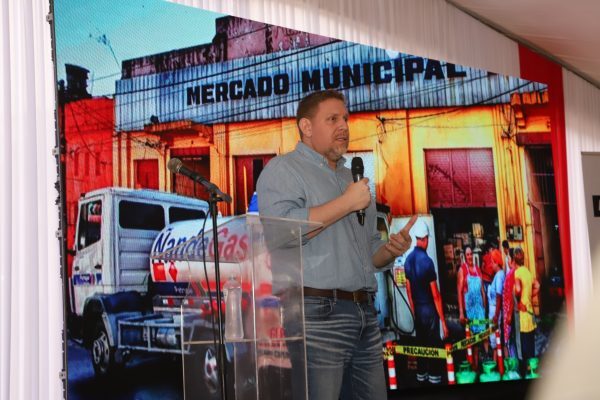 Petropar apunta a mantener el precio de los combustibles, según Jara