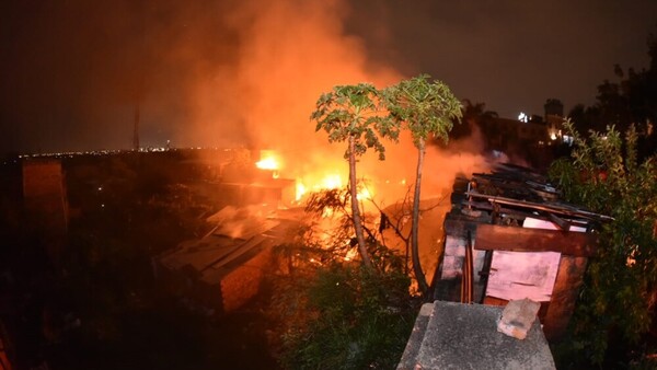 Terrible incendio consumió 20 casas en la Chacarita - Noticias Paraguay