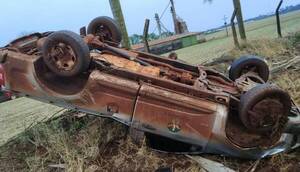 ¡Se salvó de milagro! Volcó en una curva tras reventón de cubierta