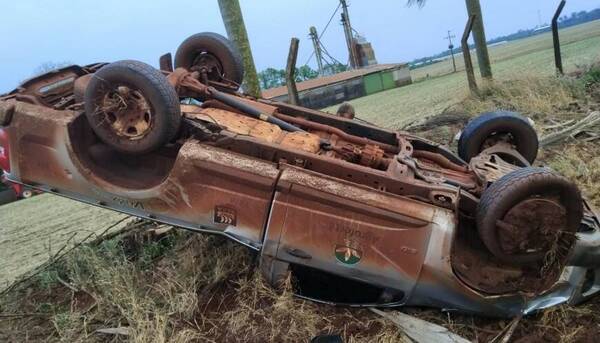¡Se salvó de milagro! Volcó en una curva tras reventón de cubierta