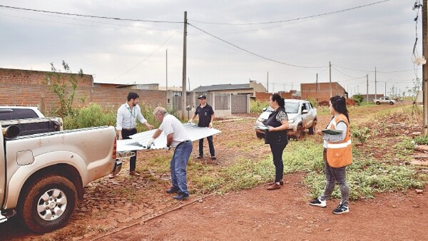 Entregan chapas a familias afectadas por reciente temporal