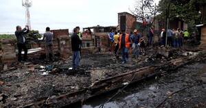 La Nación / Secretaría de Emergencia asiste a más 20 familias tras incendio en la Chacarita