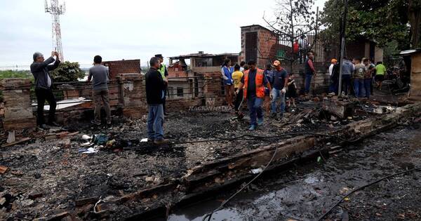 La Nación / Secretaría de Emergencia asiste a más 20 familias tras incendio en la Chacarita