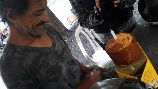 Así le festejaron su cumple a “Javorai”, una persona que deambula por el microcentro