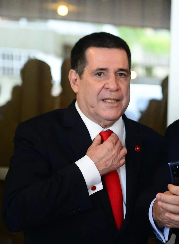 Convencionales de ANR piden a Peña que defienda a Cartes tras acusación en caso Pecci - Política - ABC Color