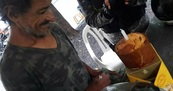 La Nación / Viral: linces sorprendieron a hombre sin hogar con lindo presente de cumpleaños