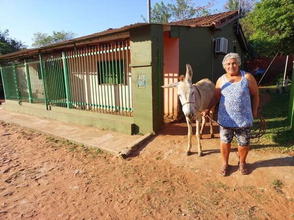 Doña Agustina, una postal viviente en San Lorenzo: hace casi 50 años que es burrerita