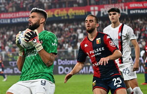 Versus / El Milan pone en venta camisetas del 'arquero' Olivier Giroud