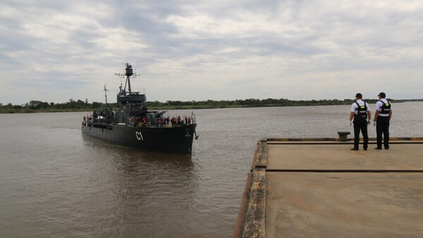 Cañonero Paraguay llega al puerto de Pilar