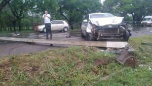 Se llevó por delante un auto, una columna y unas latitas: dio positivo