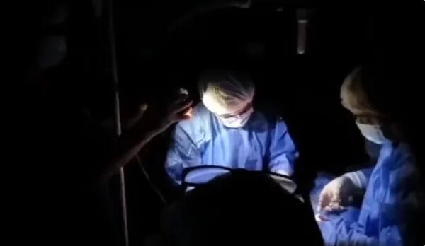 Precariedad: Ministerio de Salud destaca que un equipo médico haya operado a oscuras - Nacionales - ABC Color