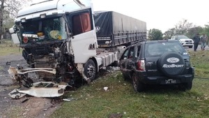 Dos argentinos mueren en un violento choque en Emboscada - Radio Imperio 106.7 FM