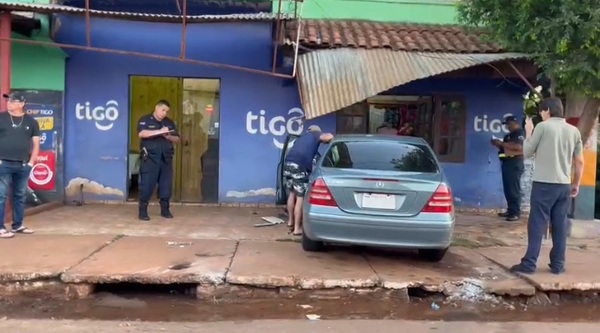 Conductor ebrio choca contra un local en Encarnación