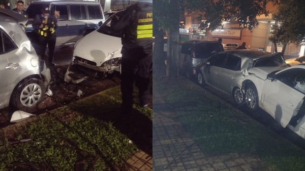 Joven pierde el control de su vehículo y choca contra varios autos estacionados en Encarnación