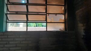 Adictos queman una escuela en San Antonio  - Policiales - ABC Color