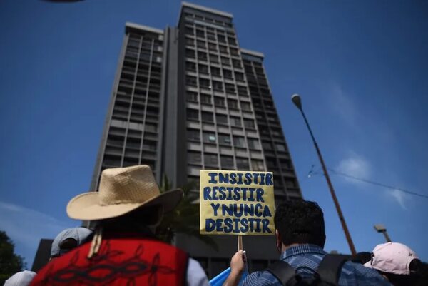 Más de 80 carreteras permanecen bloqueadas en Guatemala en protesta contra fiscal general - Mundo - ABC Color