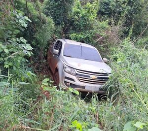 Abandonan en una zona boscosa una camioneta robada en violento asalto - ABC en el Este - ABC Color