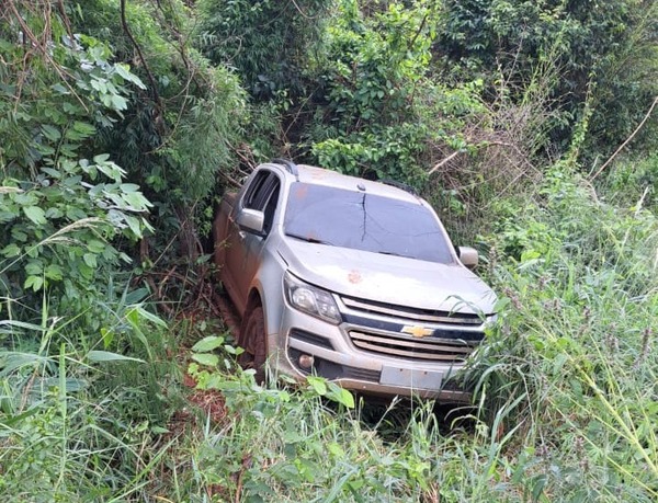 Abandonan en zona boscosa camioneta robada