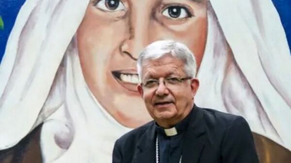 El cardenal Adalberto Martínez saluda y felicita a Última Hora por sus 50 años
