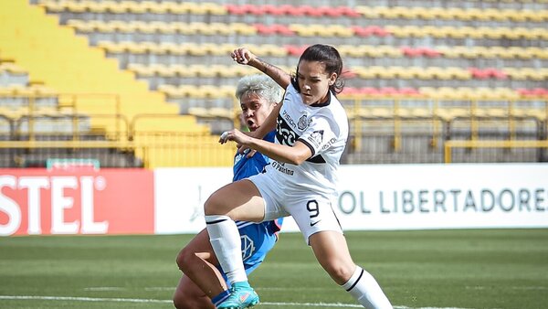 Las franjeadas tropiezan en la Libertadores ante las universitarias