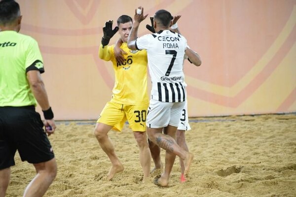 Versus / Libertad gana la primera etapa del fútbol de playa
